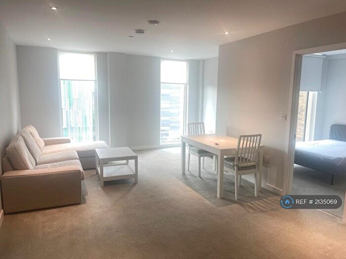 2 Bedroom Flat To Rent In Burlington Square, Manchester, M15