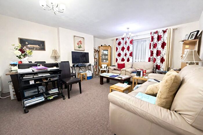 2 Bedroom Flat For Sale In Granville Park, London, SE13