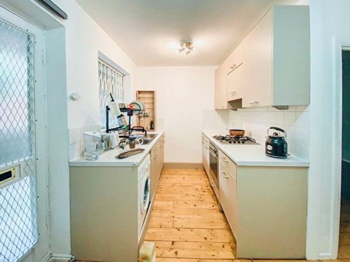 Studio To Rent In St. Andrews Square, London, W11