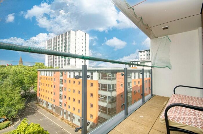 2 Bedroom Apartment For Sale In College Street, Southampton, Hampshire, SO14