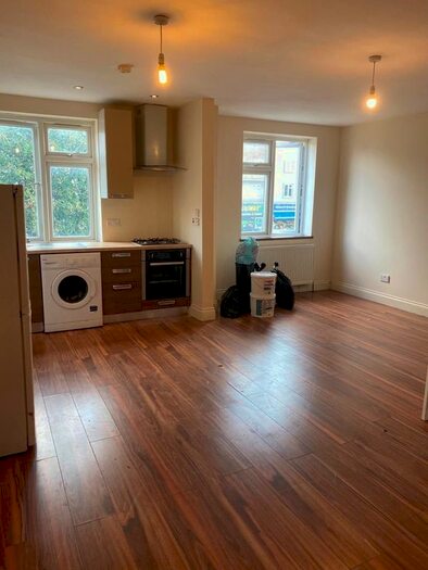 Studio To Rent In Farnham Road, Slough, Berkshire, SL1