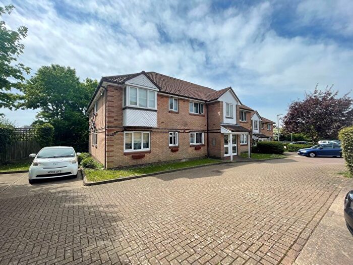 2 Bedroom Flat To Rent In Bornedene, Potters Bar, EN6