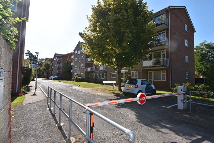 1 Bedroom Flat To Rent In Elton Close, Hampton Wick, KT1