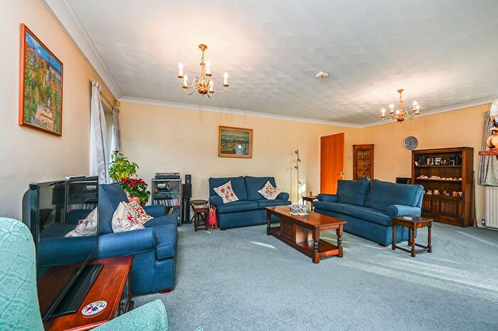 4 Bedroom Detached Bungalow For Sale In Corseley Road, Groombridge, TN3 - Photo 12