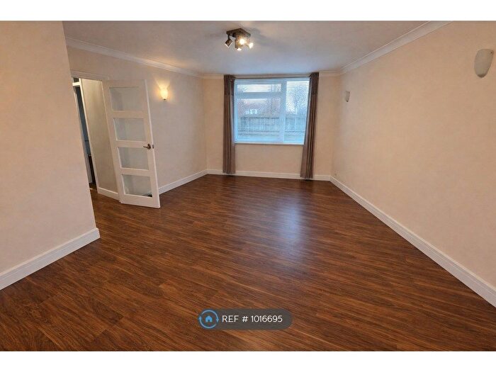 2 Bedroom Flat To Rent In The Oaks, London, NW6