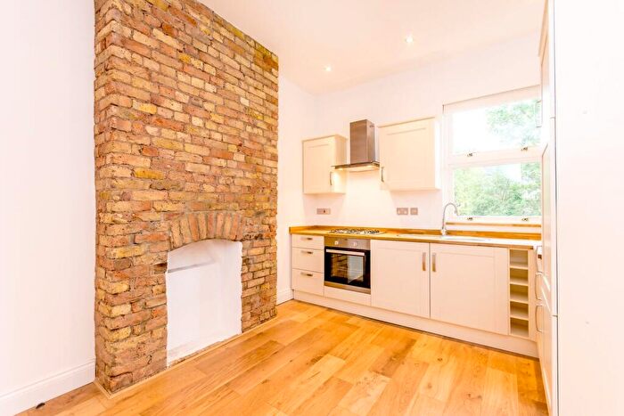 2 Bedroom Flat To Rent In Dyne Road, Kilburn, London, NW6
