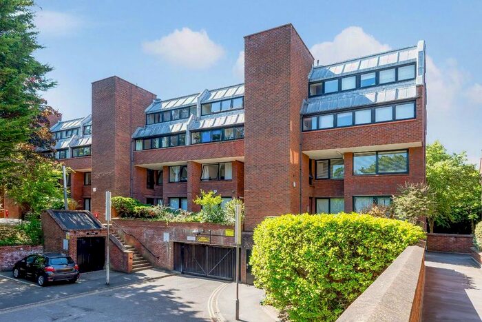 2 Bedroom Flat To Rent In Chandos Way, Wellgarth Road, London, NW11