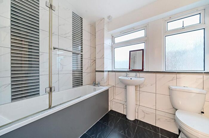 2 Bedroom Flat For Sale In Deepdale, Bracknell, RG12