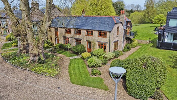 4 Bedroom Cottage To Rent In Waterside Cottage, Old Mill Close, Uxbridge, UB8