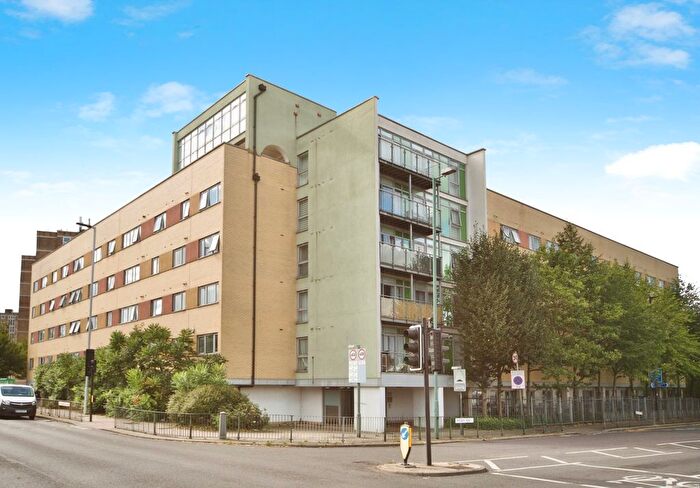 1 Bedroom Flat For Sale In Main Avenue, Enfield, EN1