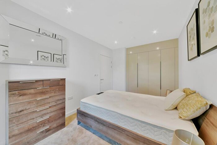1 Bedroom Flat To Rent In Walworth Square, Elephant & Castle, London, SE17