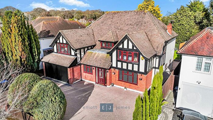 4 Bedroom Detached House For Sale In The Beacons, Loughton, IG10