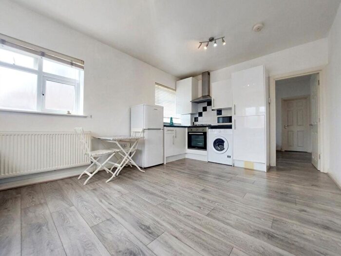 1 Bedroom Flat To Rent In The Broadway, London, NW7