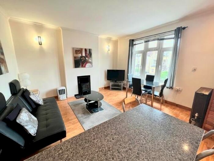 2 Bedroom Flat To Rent In Queens Road, Wimbledon, London, SW19