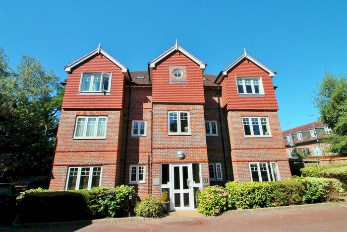 2 Bedroom Flat To Rent In The Moorings, Highbridge Close, Radlett, WD7