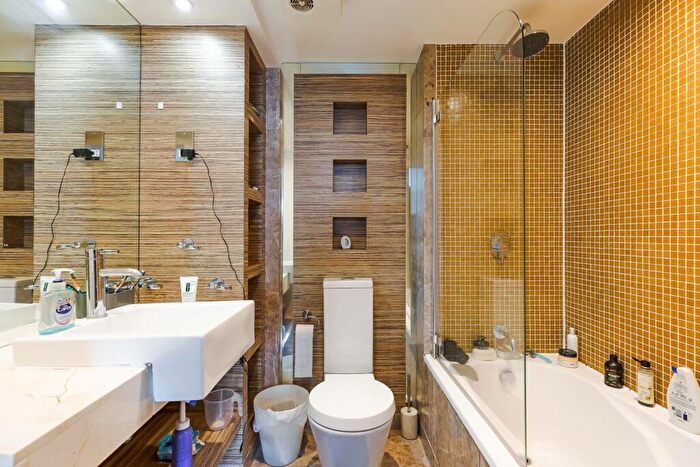 2 Bedroom Flat To Rent In City Tower, Canary Wharf, London, E14