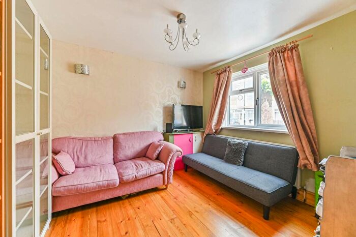 3 Bedroom Semi-Detached House To Rent In Boston Road, Croydon, CR0