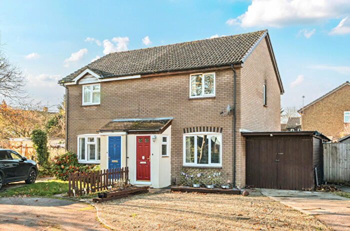 3 Bedroom Semi Detached House For Sale In Bracken Close, Carterton, Oxfordshire, OX18