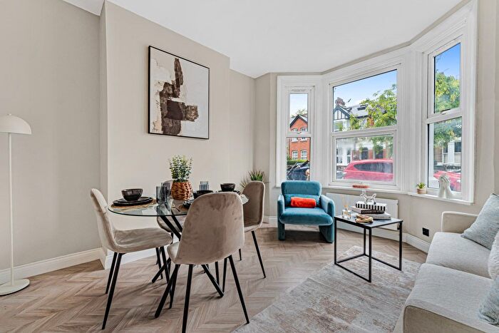 2 Bedroom Flat For Sale In Murray Road, London, W5