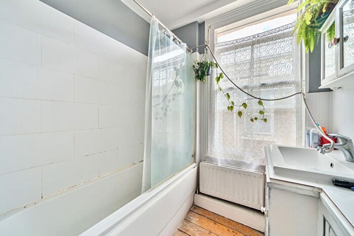 2 Bedroom Flat For Sale In Coldharbour Lane, Camberwell, London, SE5