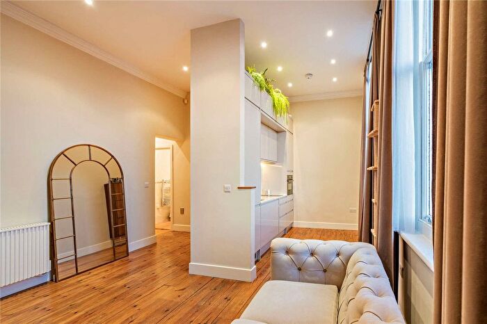 2 Bedroom Flat For Sale In Craven Road, Newbury, Berkshire, RG14