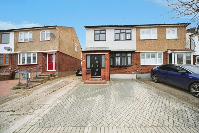 3 Bedroom Semi Detached House For Sale In Pennine Avenue, Luton, LU3