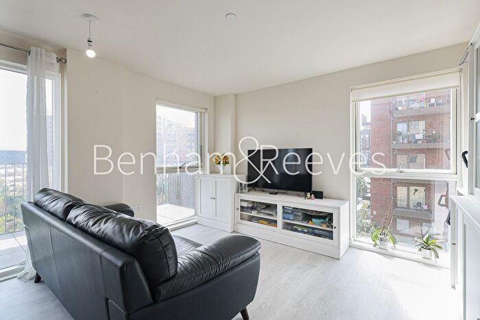 2 Bedroom Flat To Rent In Meadowview Close, Harrow, HA1