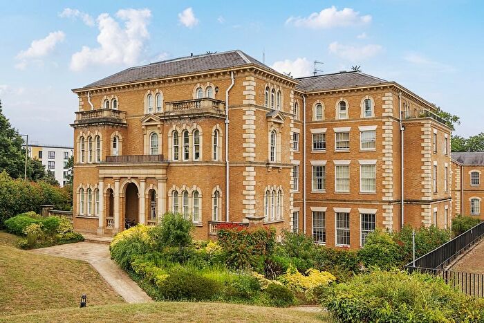 3 Bedroom Flat To Rent In Royal Drive, London, N11