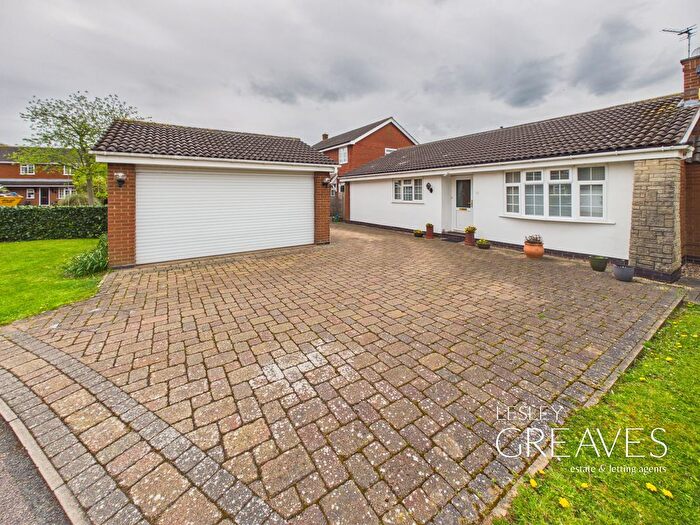 2 Bedroom Detached Bungalow For Sale In Carisbrooke Avenue, Gedling, Nottingham, NG4