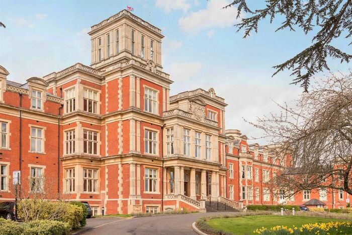 2 Bedroom Flat To Rent In Victoria Court, Royal Earlswood Park, Redhill, RH1