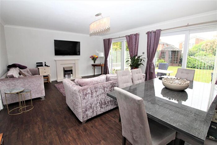 4 Bedroom Detached House For Sale In Bearwood Close, Potters Bar, EN6