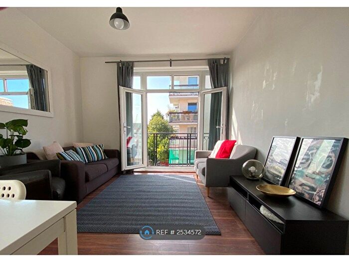 3 Bedroom Flat To Rent In Cobb House, London, E2