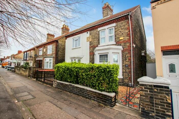 3 Bedroom Semi-Detached House To Rent In Lincoln Road, Peterborough, PE1