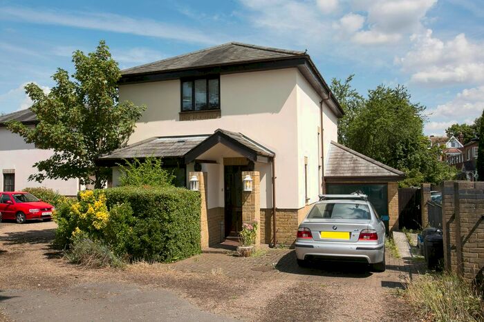 3 Bedroom Detached House To Rent In Henlow Place, Richmond, TW10