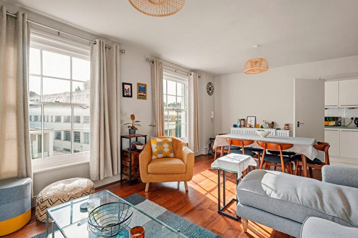 2 Bedroom Flat To Rent In Barnsbury Terrace, London, N1