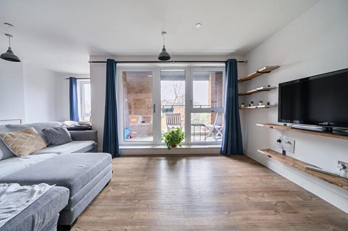 1 Bedroom Flat For Sale In Lion Court, Isleworth, TW7