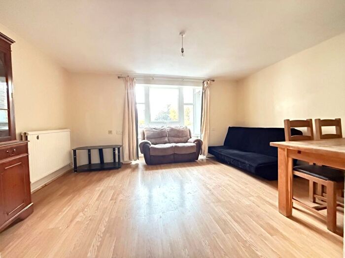 1 Bedroom Flat For Sale In Kempthorne Road, London, SE8