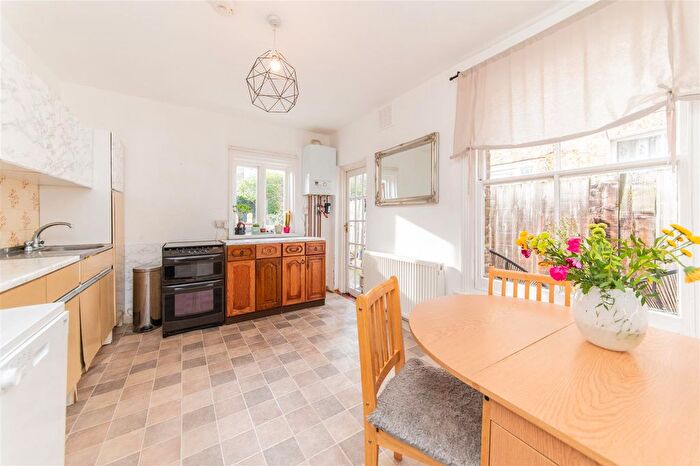 1 Bedroom Flat For Sale In Percy Road, London, N12