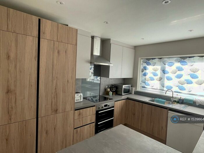 5 Bedroom Semi-Detached House To Rent In Teversal Avenue, Nottingham, NG7