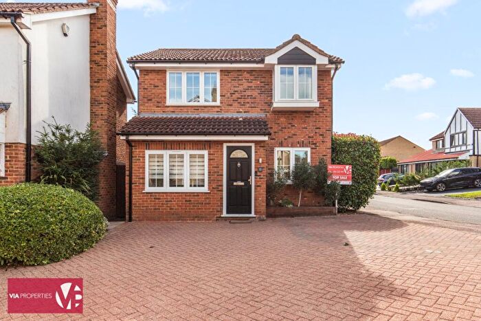3 Bedroom Detached House For Sale In Copthorn Avenue, Broxbourne, EN10