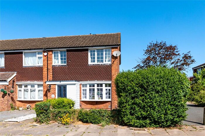 3 Bedroom End Of Terrace House For Sale In Telscombe Way, Luton, Bedfordshire, LU2