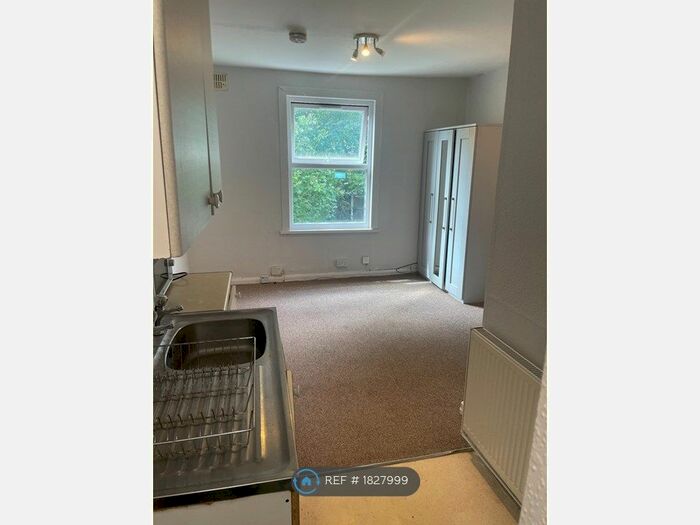 Studio To Rent In Thornhill Road, Croydon, CR0