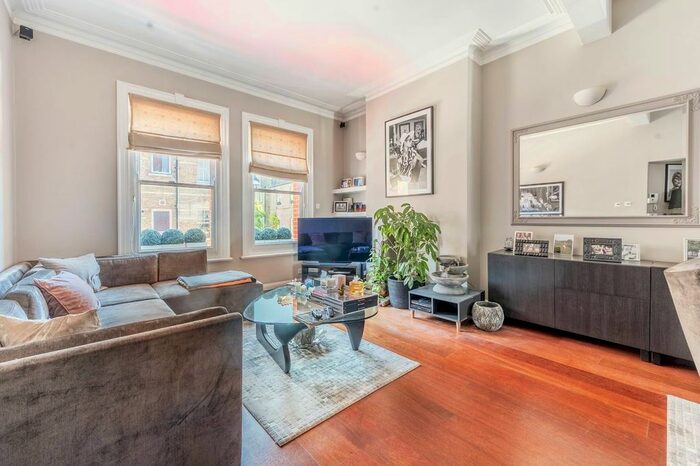 2 Bedroom Flat To Rent In Lawrence Street, Chelsea, London, SW3