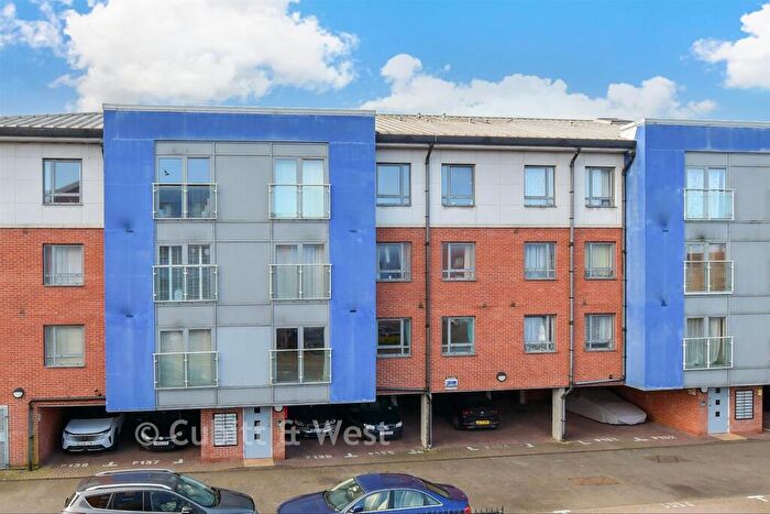 2 Bedroom Apartment For Sale In Cleeve Way, Sutton, Surrey, SM1