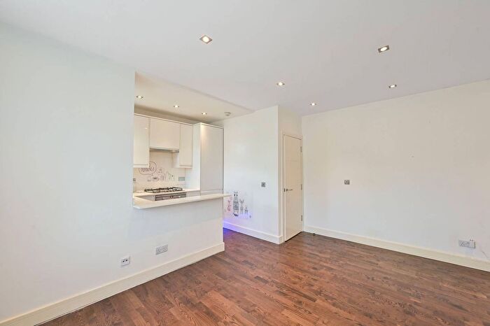 3 Bedroom Flat To Rent In Russell Road, Hendon, London, NW9