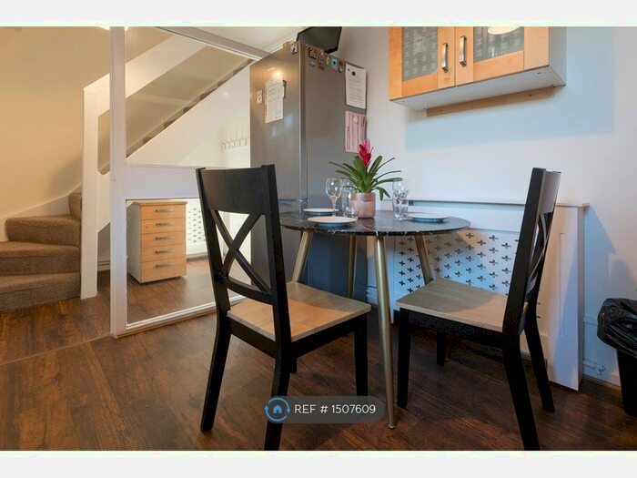3 Bedroom Maisonette To Rent In Clevedon Court, London, SW11