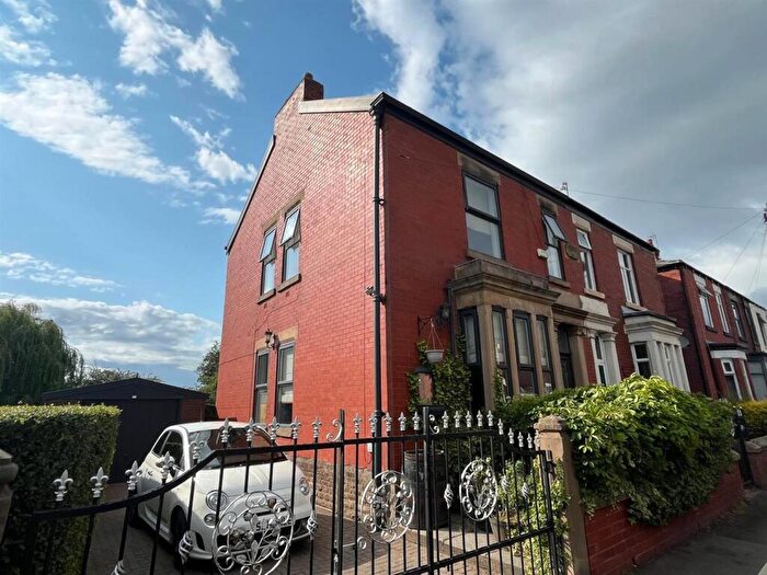 4 Bedroom Semi-Detached House For Sale In Cheetham Hill Road, Dukinfield, SK16