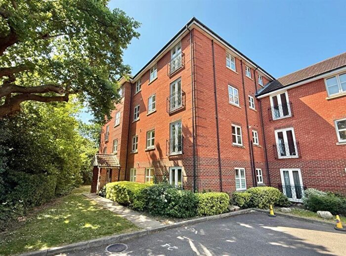2 Bedroom Flat For Sale In College Court, Scholars Way, Gidea Park, Romford, Essex, RM2