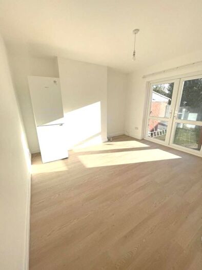 3 Bedroom Semi-Detached House To Rent In Great West Road, Hounslow, TW5