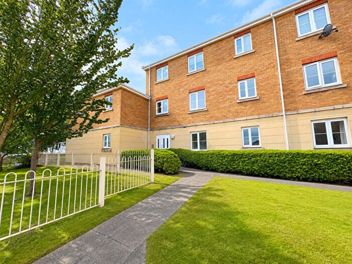 2 Bedroom Flat For Sale In Windermere Avenue, Purfleet-On-Thames, RM19